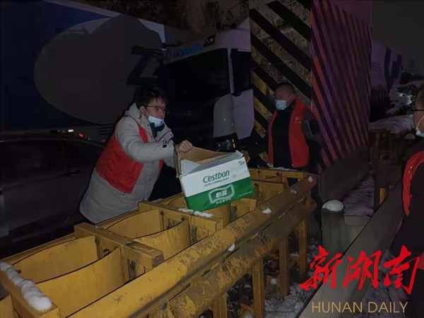 详细阅读:深夜高速救援,36分钟给被困司机送物资 深夜高速救援,36分钟给被困司机送物资